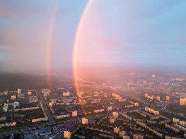 Hava aracı görüntüsü. Kiev şehrinde yağmurlu bir akşamda çift gökkuşağı.