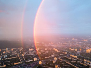 Hava aracı görüntüsü. Kiev şehrinde yağmurlu bir akşamda çift gökkuşağı.