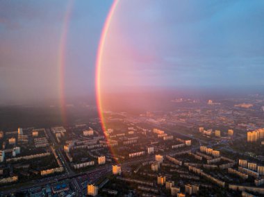 Hava aracı görüntüsü. Kiev şehrinde yağmurlu bir akşamda çift gökkuşağı.