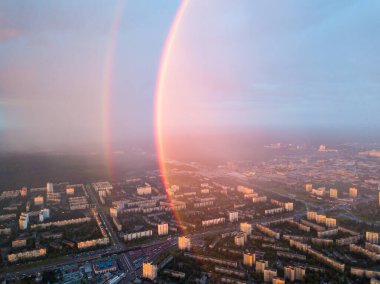 Hava aracı görüntüsü. Kiev şehrinde yağmurlu bir akşamda çift gökkuşağı.