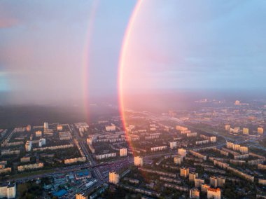 Hava aracı görüntüsü. Kiev şehrinde yağmurlu bir akşamda çift gökkuşağı.