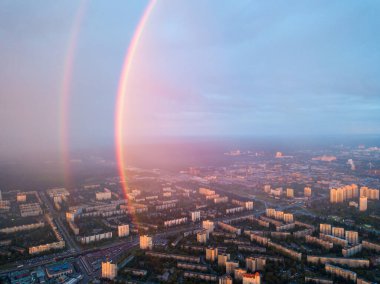 Hava aracı görüntüsü. Kiev şehrinde yağmurlu bir akşamda çift gökkuşağı.