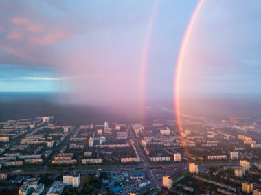 Hava aracı görüntüsü. Kiev şehrinde yağmurlu bir akşamda çift gökkuşağı.