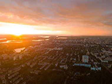 Hava aracı görüntüsü. Kiev şehrinde günbatımı.