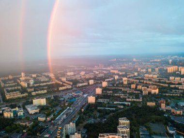 Hava aracı görüntüsü. Kiev şehrinde yağmurlu bir akşamda çift gökkuşağı.