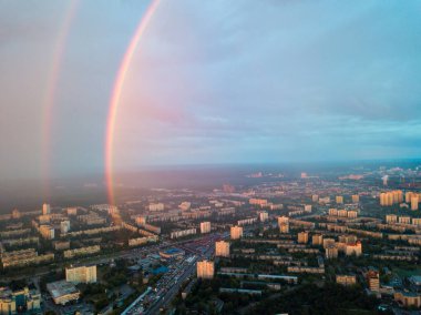 Hava aracı görüntüsü. Kiev şehrinde yağmurlu bir akşamda çift gökkuşağı.