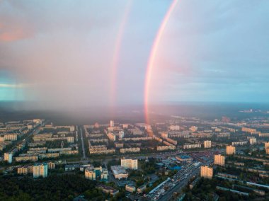 Hava aracı görüntüsü. Kiev şehrinde yağmurlu bir akşamda çift gökkuşağı.