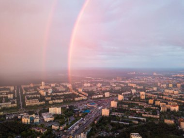 Hava aracı görüntüsü. Kiev şehrinde yağmurlu bir akşamda çift gökkuşağı.