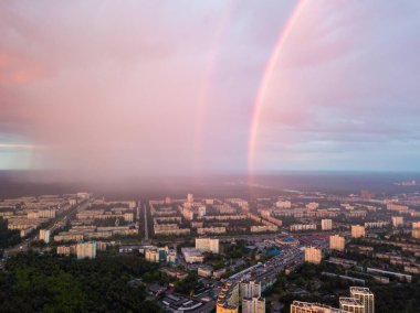 Hava aracı görüntüsü. Kiev şehrinde yağmurlu bir akşamda çift gökkuşağı.