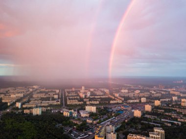 Hava aracı görüntüsü. Kiev şehrinde yağmurlu bir akşamda çift gökkuşağı.