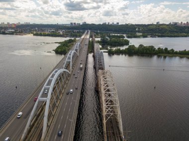 Hava aracı görüntüsü. Kiev 'deki Darnitsky demiryolu ve otomobil köprüsü.