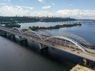 Hava aracı görüntüsü. Kiev 'deki Darnitsky demiryolu ve otomobil köprüsü.