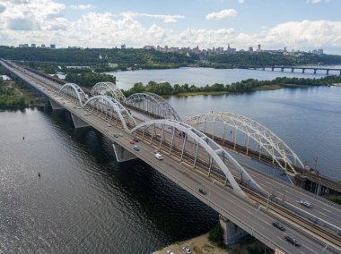 Hava aracı görüntüsü. Kiev 'deki Darnitsky demiryolu ve otomobil köprüsü.