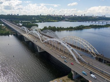 Hava aracı görüntüsü. Kiev 'deki Darnitsky demiryolu ve otomobil köprüsü.