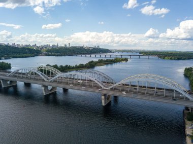 Hava aracı görüntüsü. Kiev 'deki Darnitsky demiryolu ve otomobil köprüsü.