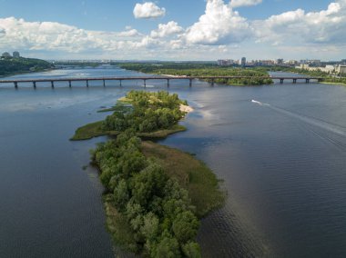 Hava aracı görüntüsü. Kiev 'deki Dinyeper Nehri manzarası