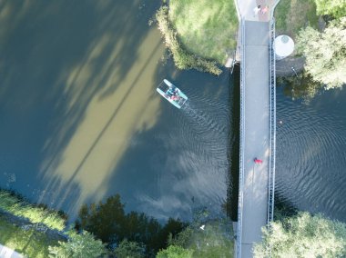 Hava aracı görüntüsü. Katamaran parktaki köprünün altından geçiyor..