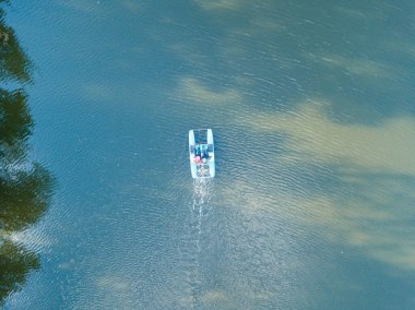 Hava aracı görüntüsü. Parktaki bir gölde katamaran.