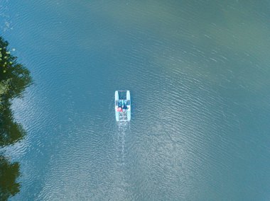 Hava aracı görüntüsü. Parktaki bir gölde katamaran.