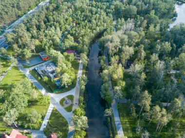 Hava aracı görüntüsü. Şehir parkında gölet.