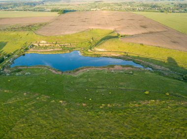 Hava aracı görüntüsü. Country Gölü. Sahilde yeşil çimenler.
