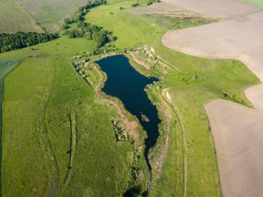 Tarım alanlarının arasındaki göl. Hava aracı görünümü.