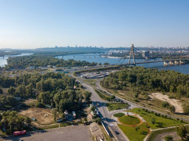 Hava aracı görüntüsü. Şehir parkında bisiklet ve yürüyüş yolu