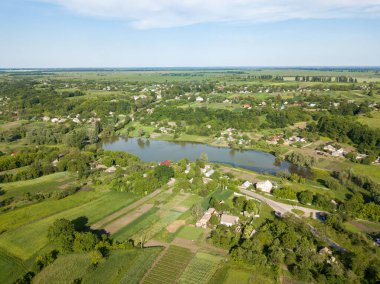 Tarım alanlarının arasındaki göl. Hava aracı görünümü.