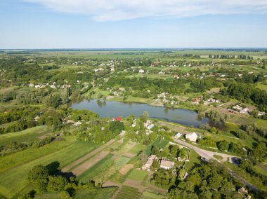 Tarım alanlarının arasındaki göl. Hava aracı görünümü.