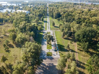 Hava aracı görüntüsü. Şehir parkında bisiklet ve yürüyüş yolu