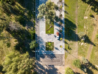 Hava aracı görüntüsü. Şehir parkında bisiklet ve yürüyüş yolu