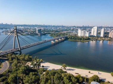Kiev 'deki Dinyeper Nehri üzerindeki kuzey köprüsü. Hava aracı görünümü.