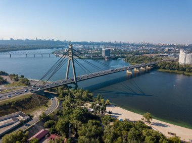 Kiev 'deki Dinyeper Nehri üzerindeki kuzey köprüsü. Hava aracı görünümü.