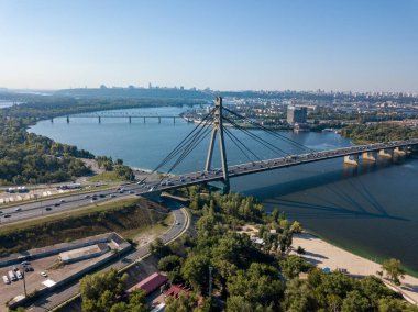 Kiev 'deki Dinyeper Nehri üzerindeki kuzey köprüsü. Hava aracı görünümü.