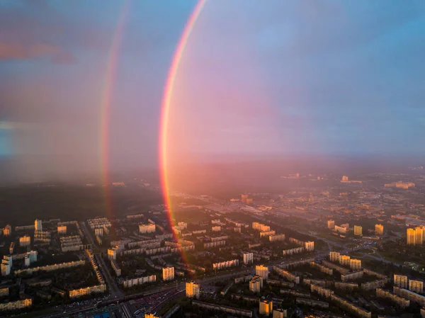 Hava aracı görüntüsü. Kiev şehrinde yağmurlu bir akşamda çift gökkuşağı.