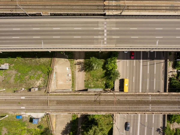 Δρόμος Είναι Κάτω Από Σιδηροδρομική Και Οδική Γέφυρα Αεροφωτογραφία Τηλεκατευθυνόμενου — Φωτογραφία Αρχείου