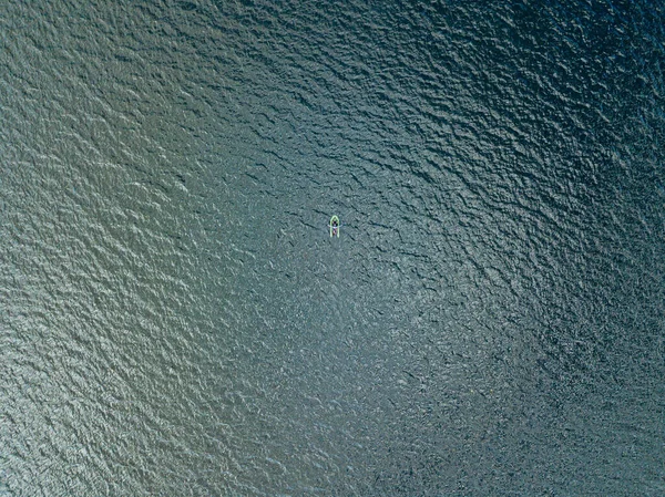 Вид Повітряний Безпілотник Рибальський Човен Хвилях Річки — стокове фото