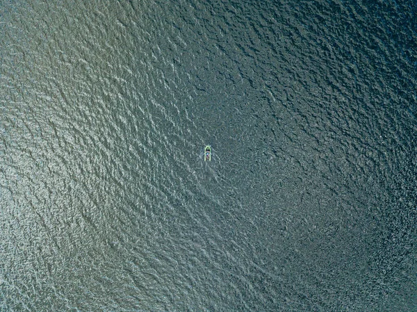 Vista Aérea Del Dron Barco Pesca Las Olas Del Río — Foto de Stock