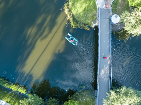 Letecký Výhled Katamarán Pluje Pod Mostem Parku — Stock fotografie