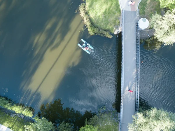 Vista Aérea Drones Catamarã Navega Sob Ponte Parque — Fotografia de Stock
