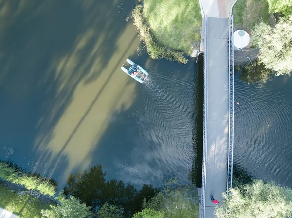 Letecký Výhled Katamarán Pluje Pod Mostem Parku — Stock fotografie