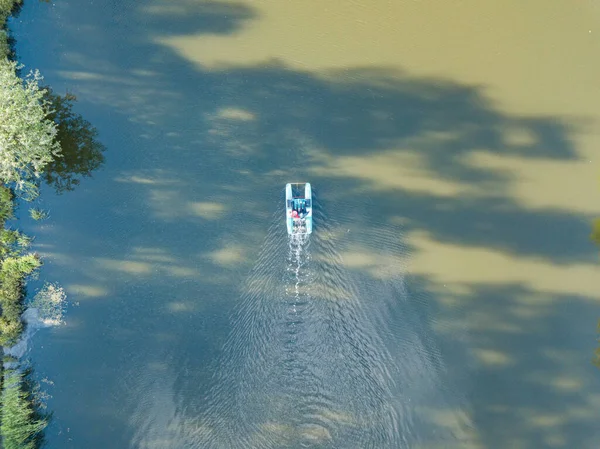 空中ドローンビュー 公園内の池の中のカタマラン — ストック写真