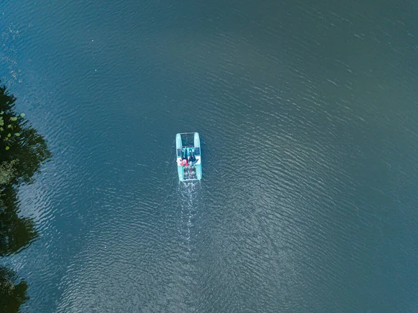 空中无人驾驶飞机视图 公园池塘里的卡塔马兰 — 图库照片