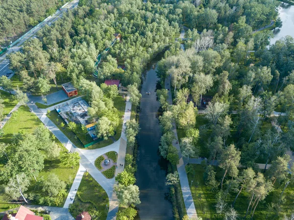 Hava aracı görüntüsü. Şehir parkında gölet.