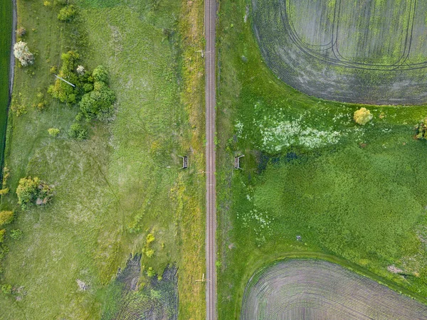 空中无人驾驶飞机视图 穿过绿色草地的铁路 — 图库照片
