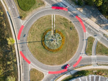 Hava aracı görüntüsü. Kırmızı bisiklet işaretli döner kavşak.