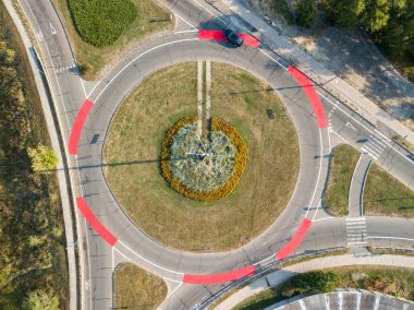 Hava aracı görüntüsü. Kırmızı bisiklet işaretli döner kavşak.