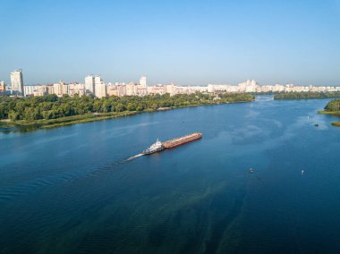 Mavna Kiev 'deki Dinyeper nehrinde yüzüyor. Güneşli bir hava. Hava aracı.