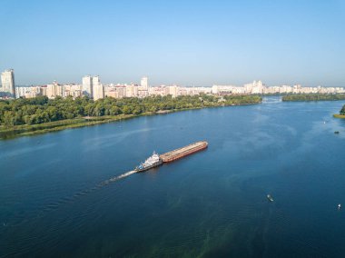 Mavna Kiev 'deki Dinyeper nehrinde yüzüyor. Güneşli bir hava. Hava aracı.