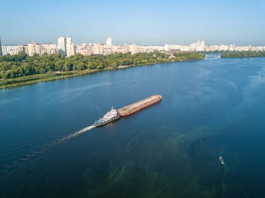 Mavna Kiev 'deki Dinyeper nehrinde yüzüyor. Güneşli bir hava. Hava aracı.